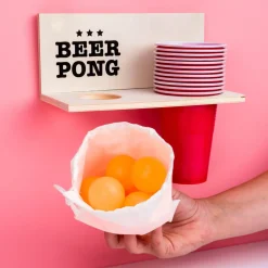 Beer pong muurplank met bekers en ballen
