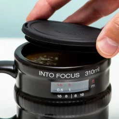 Into Focus cameralens beker