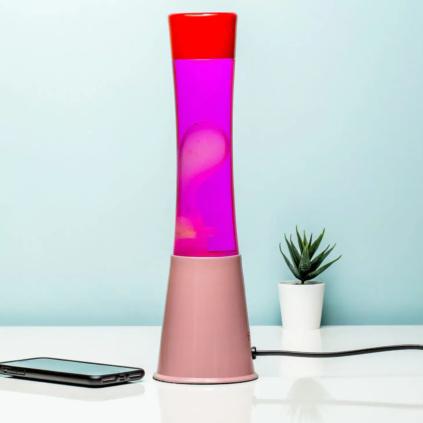 Lavalamp roze met roze vloeistof en witte lava