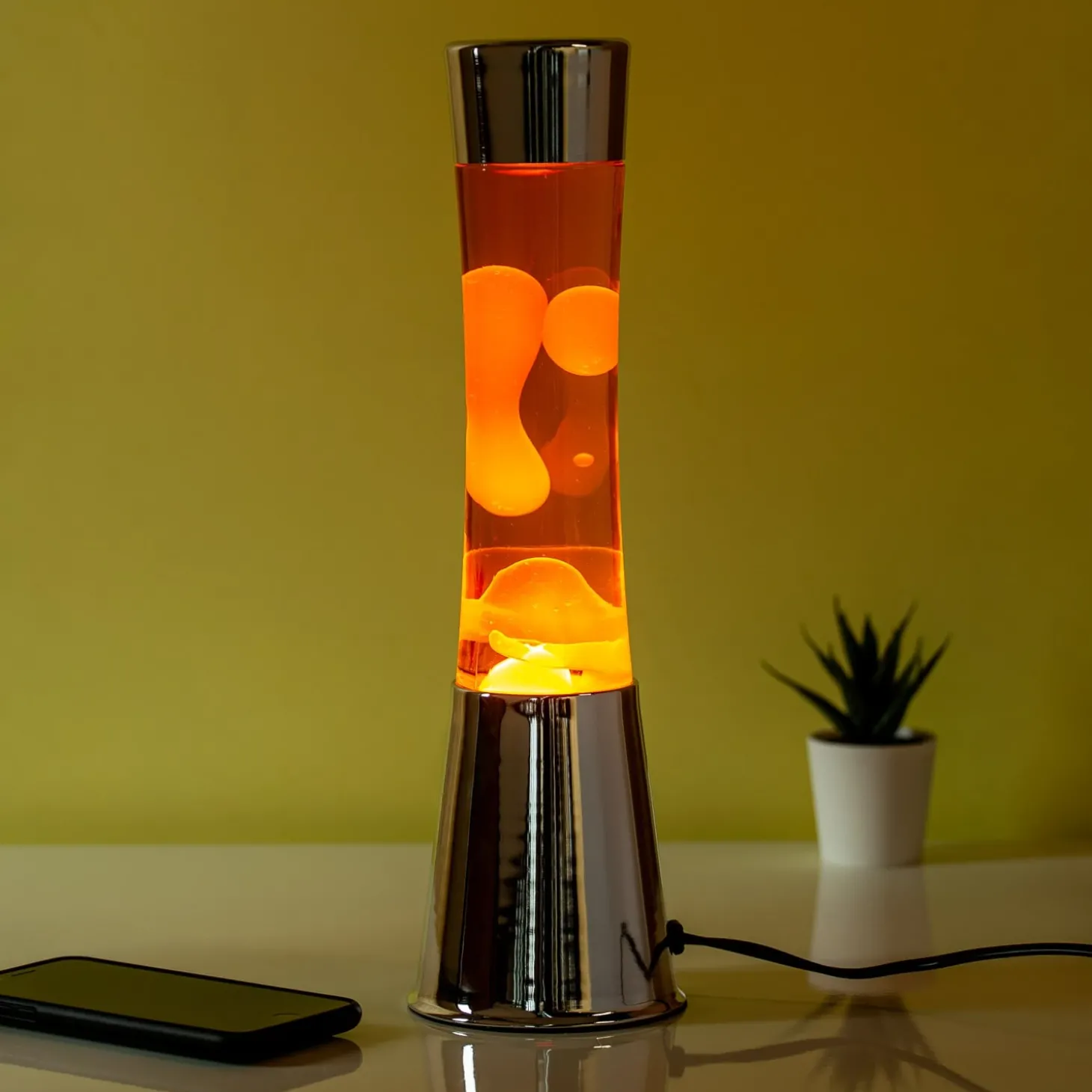 Lavalamp zilver met oranje vloeistof en oranje lava
