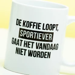 Mok De koffie loopt