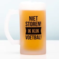 Niet storen, ik kijk voetbal bierpul