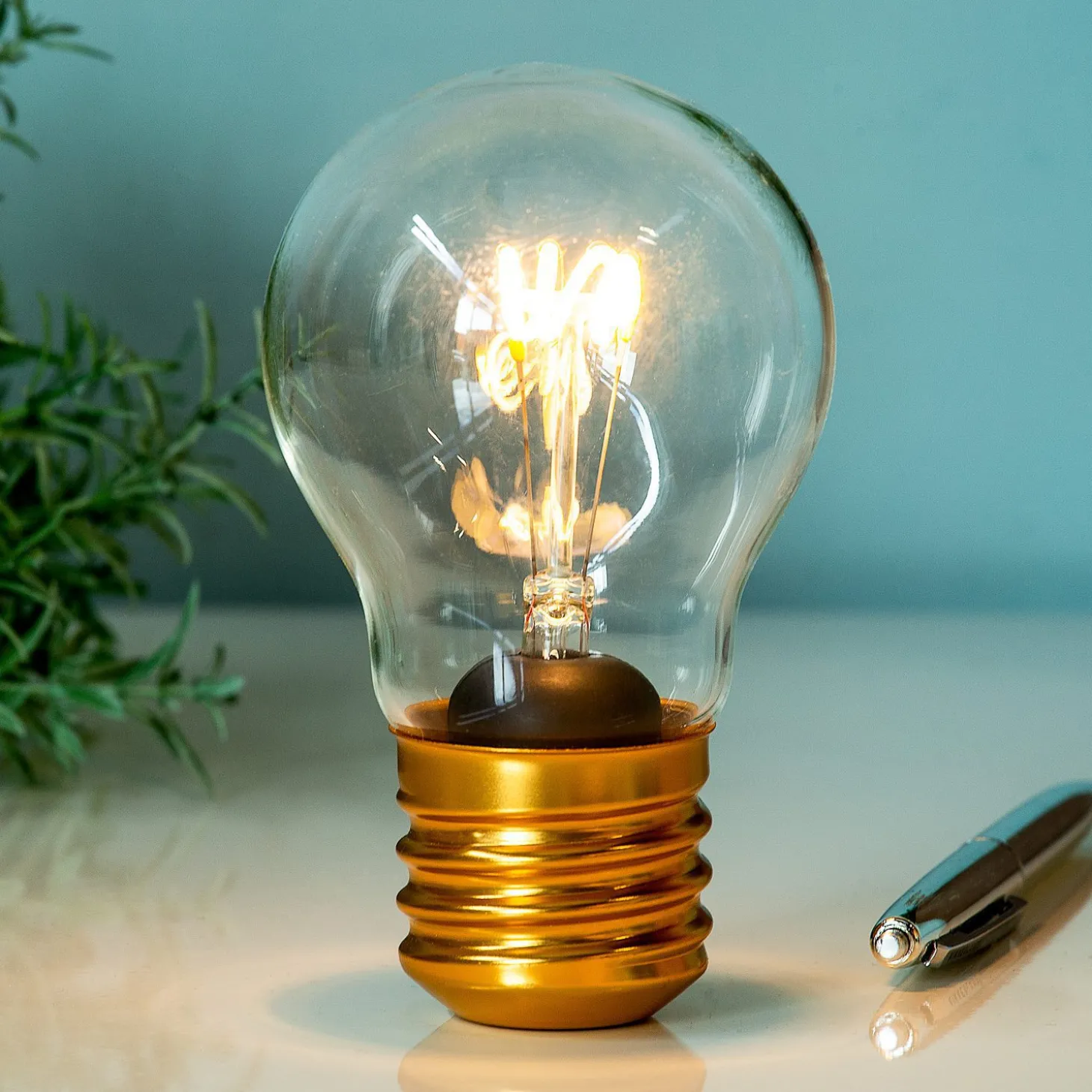 Oplaadbare LED filament lamp