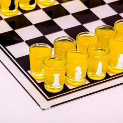 Schaak drankspel met shotglaasjes
