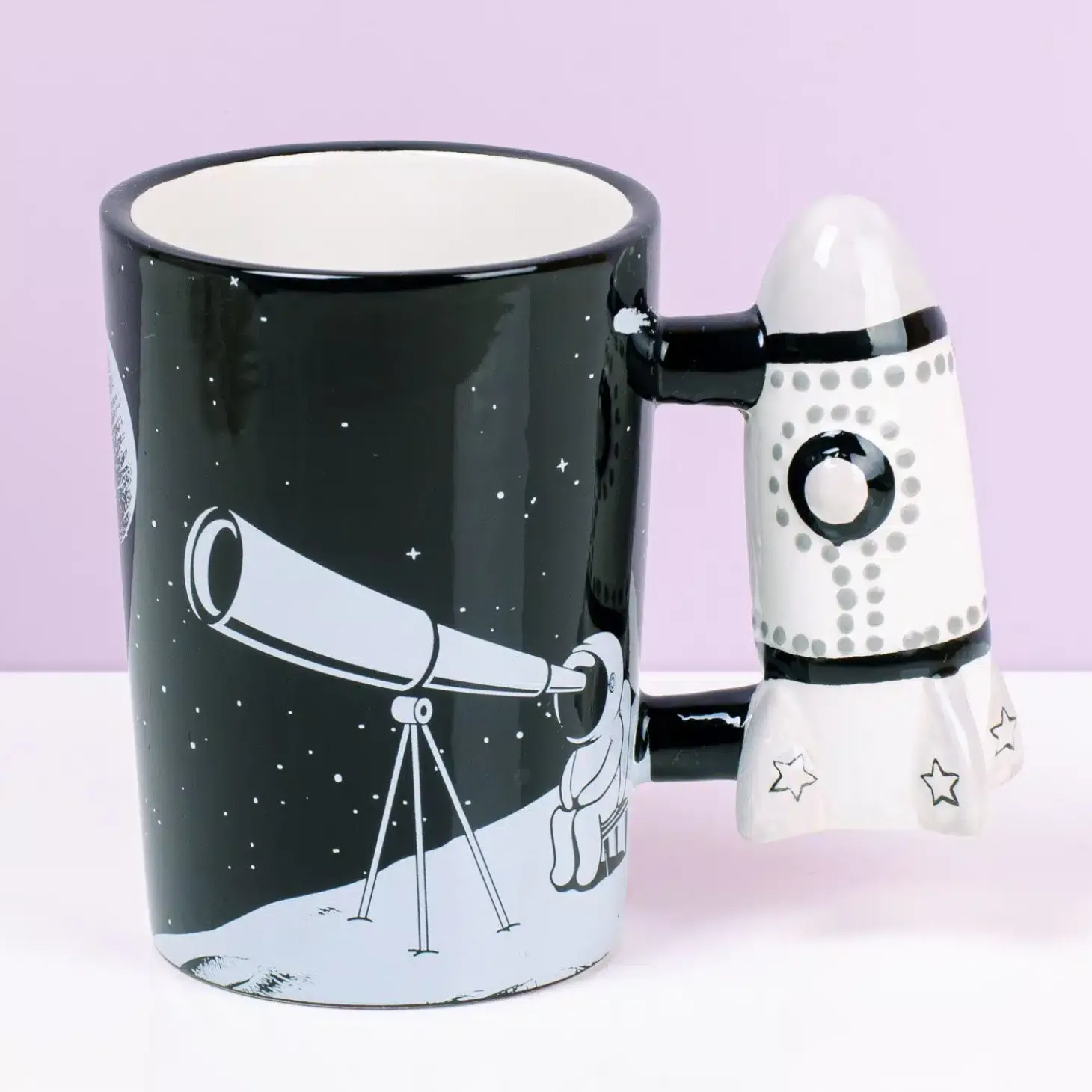 Space mok met raket oor