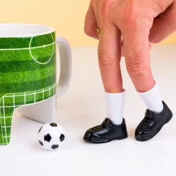 Voetbal mok met schoenen en bal