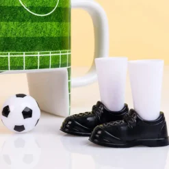 Voetbal mok met schoenen en bal