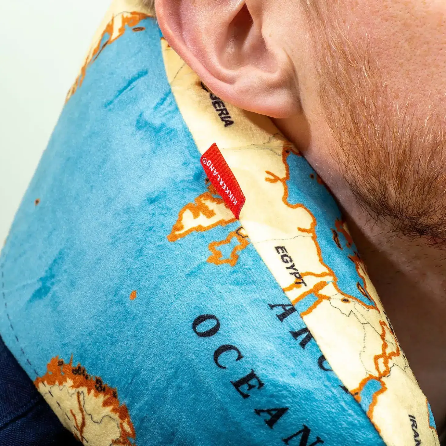 Wereldkaart opblaasbaar nekkussen