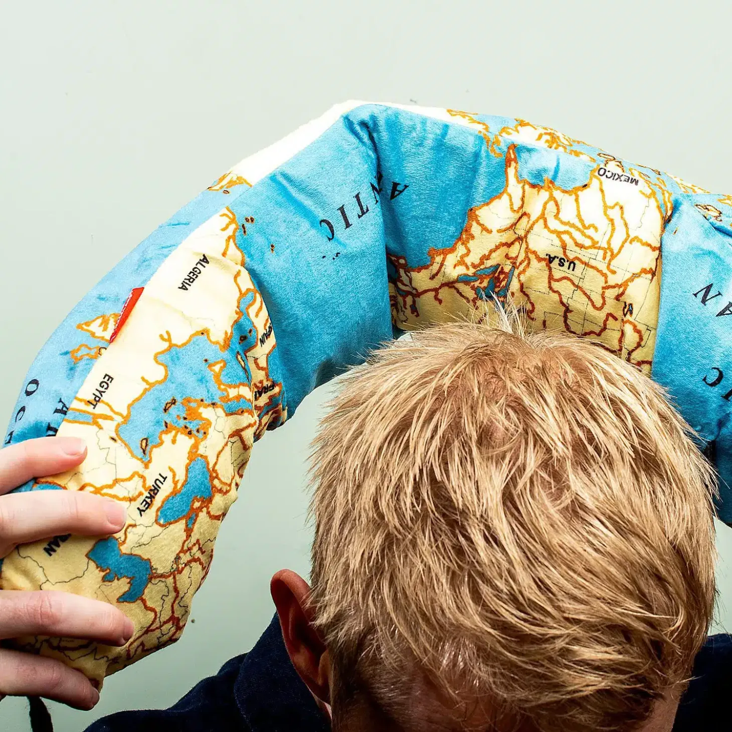 Wereldkaart opblaasbaar nekkussen