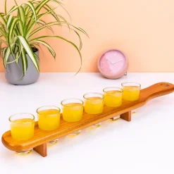 Zes shotglaasjes op serveertray